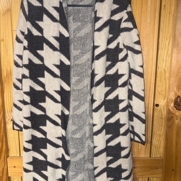 Philosophy Sweaters - Philosophy Black and Cream Houndstooth Cardigan